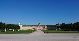 Das Karlsruher Schloss bei Sonne - auch hier kommen bei Delegationsbesuchen oft Dolmetscher zum Einsatz
